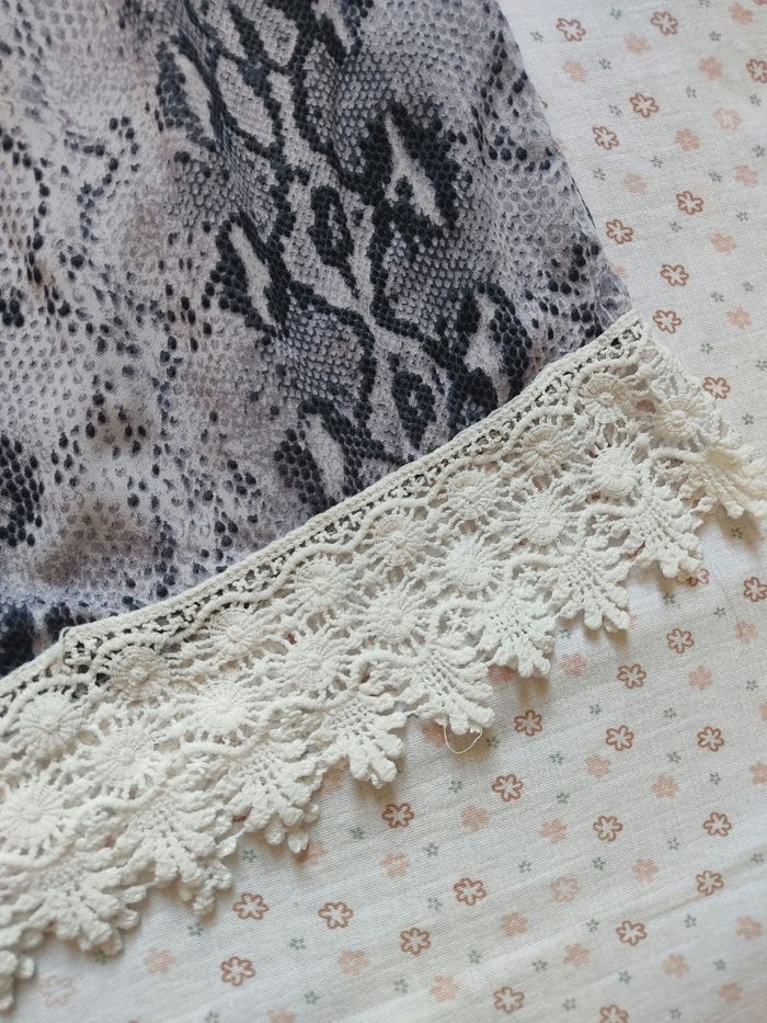 Blouse motif python et broderie - Taille 44 - Très bon état - photo numéro 3