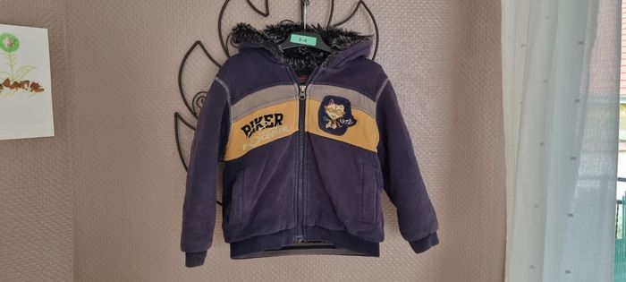 Gros sweat polaire 4 ans Catimini 

Très bon état

Vêtement de première main lavé pour la vente sans trou ni tâche 

Joli dessin / broderie raton laveur