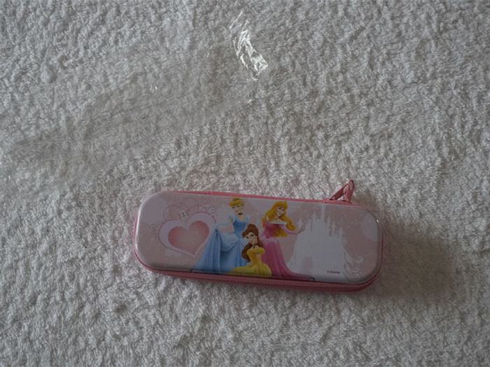 Trousse rigide rose "Les Princesses Disney" neuve encore sous plastique