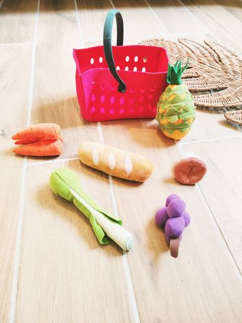🧺 Dinette Panier rouge anse avec légumes, fruits et baguette de main en tissu-peluche