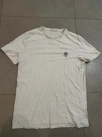 T-shirt blanc Bizzbee, taille L, bon état mais il ya des petites tâches à l'avant