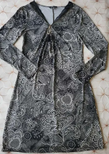 Robe  noire  et  blanche à  motif  floral  femme en  taille  38  en très  bon  état  y2k