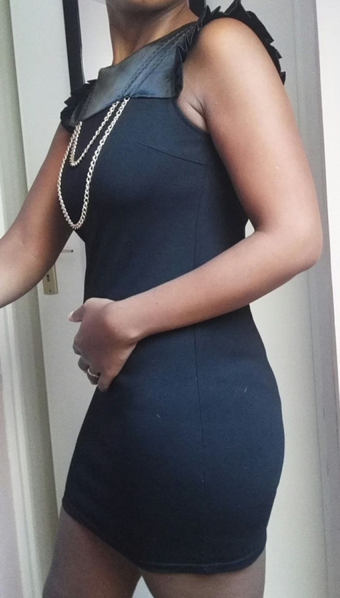 Robe noire bi matière avec chaînettes - photo numéro 5