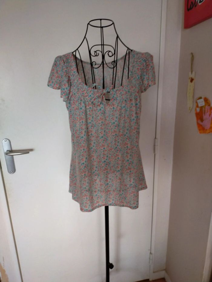 Joli haut fleuri très sympa pour la saison - photo numéro 4