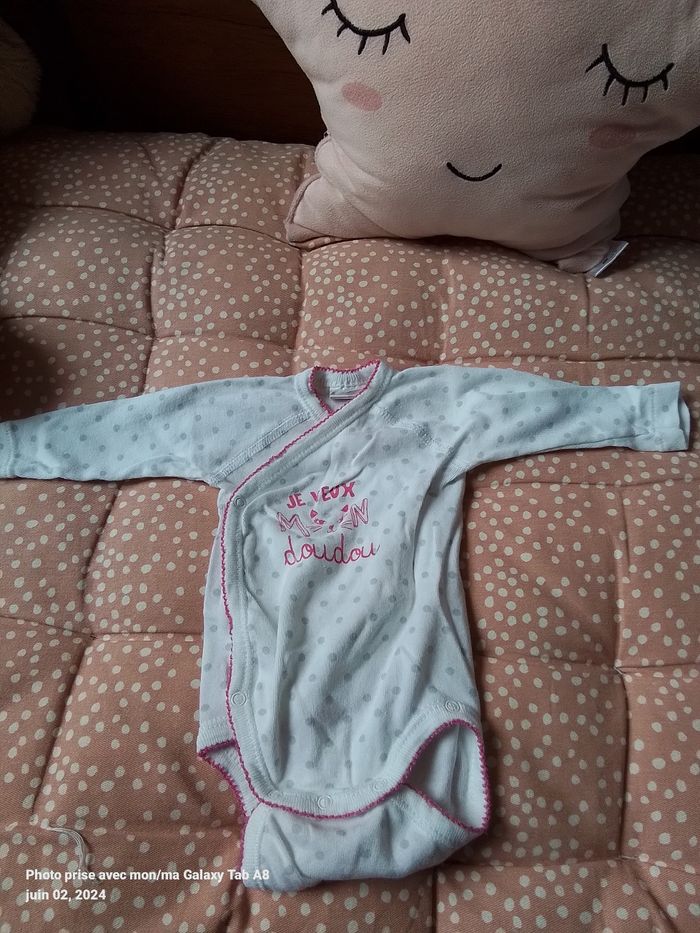 Lot bodys 1 mois fille - photo numéro 4