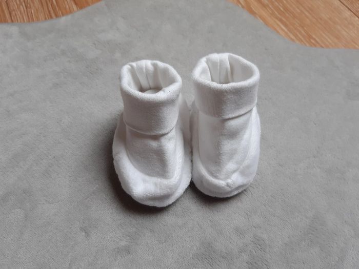 Chaussons en velours c&a taille 0/3 mois environ état neuf - photo numéro 2