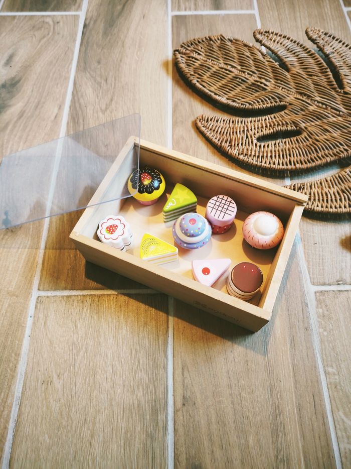 🍰Jeu d'imitation - Dinette en bois Coffret avec gâteaux/pâtisseries à marque Andreu Toys - photo numéro 3