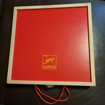 valise en bois DJECO avec figures magnétiques en bois