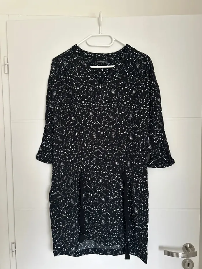 Robe noire avec motif blanc