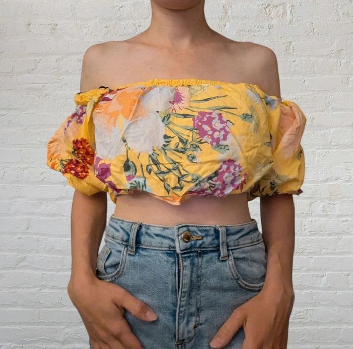 Top court jaune fleurie H&M taille S - photo numéro 2