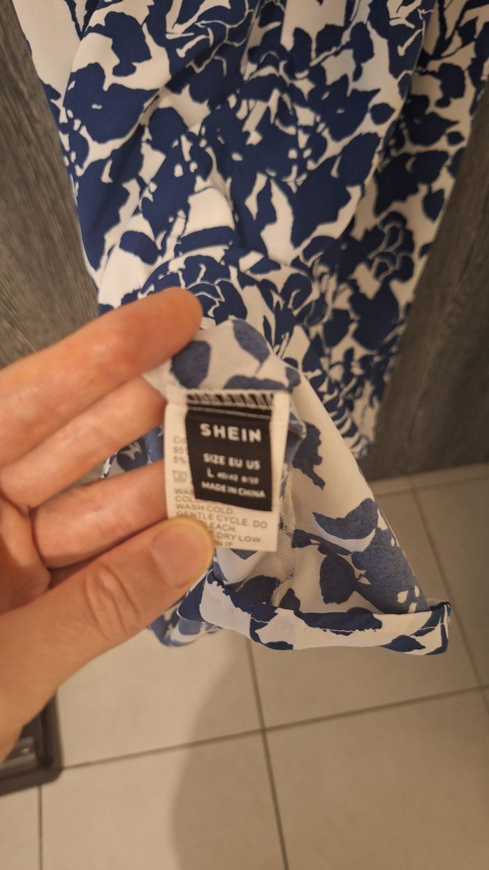 Robe longue fleurie blanche et bleue sans manches - photo numéro 6