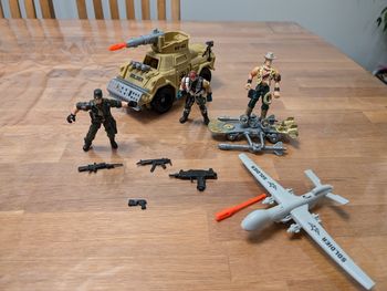 Lot militaire figurines 10 cm et véhicules