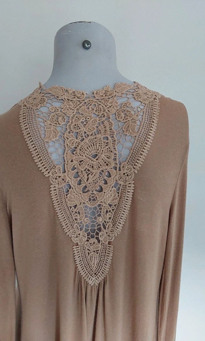 Gilet beige avec une jolie guipure de dentelle en coton dans le dos .
T 34 - photo numéro 6