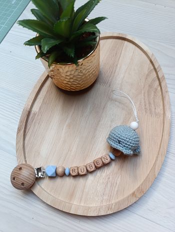 Attache tétine crochet baleine