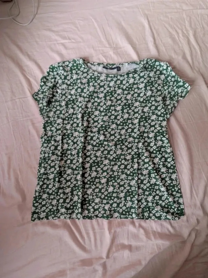 🌿 T-shirt Kiabi fleurs vertes – M - photo numéro 2