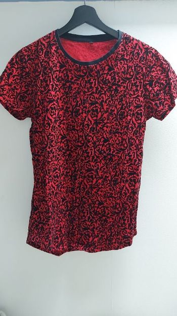 T shirt rouge et fleur noir