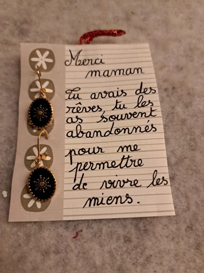 Boucles d'oreilles pendante noir et doré - photo numéro 5