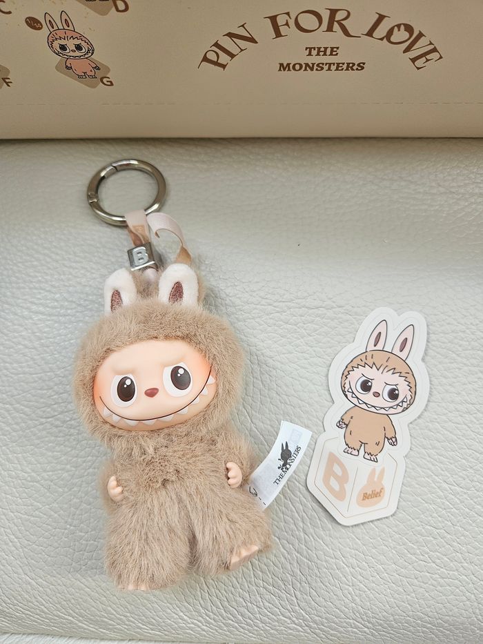 Labubu Pin for Love lettre B marron clair  Pop Mart