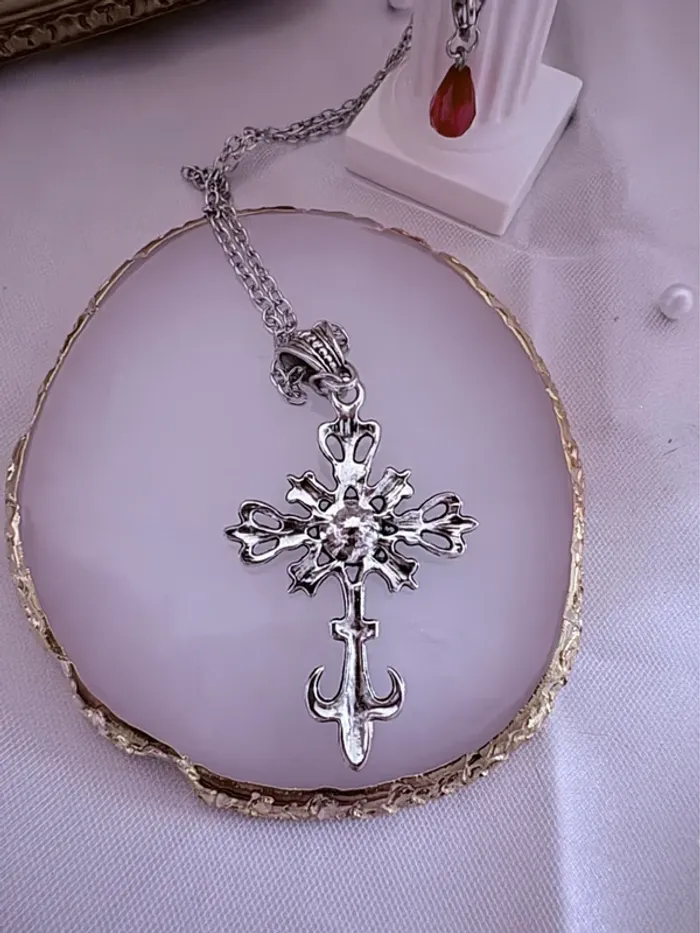 Collier chaîne avec bijoux croix et perle rouge sur le fermoir - photo numéro 3
