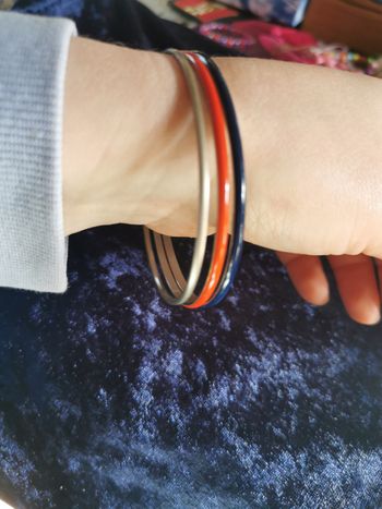 Trio de bracelets jonc rouge, bleu et argenté