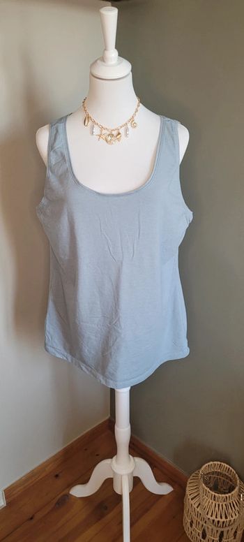 Joli débardeur bleu clair Taille 48