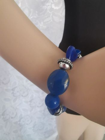 Bracelet bleu. Argenté.