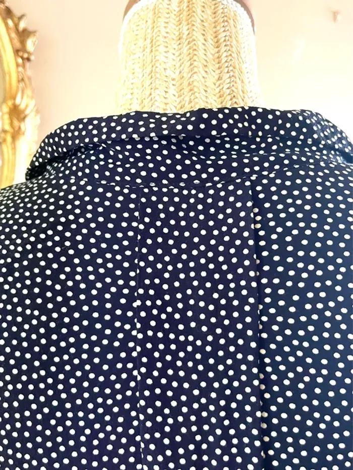 Sublime chemise manche longue à boutonnage et col noir et blanc style plumetis à pois - photo numéro 10