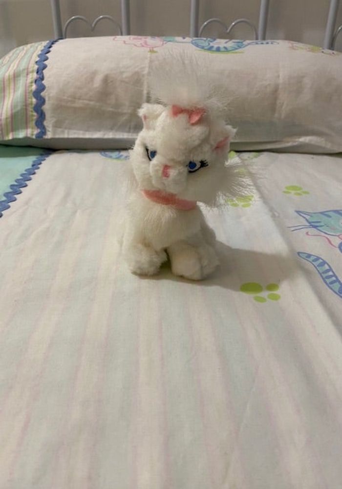 Petite peluche chatte blanche à nœuds roses