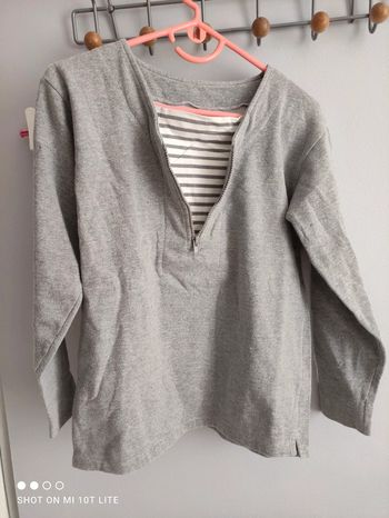 Sweat gris blanche porte