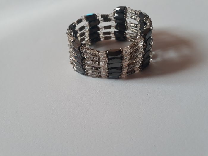 Bracelet / collier aimanté noir, blanc et argenté