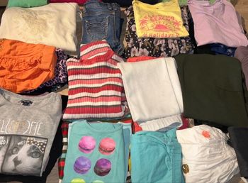 Je vous propose un lot de 48 vêtements fille