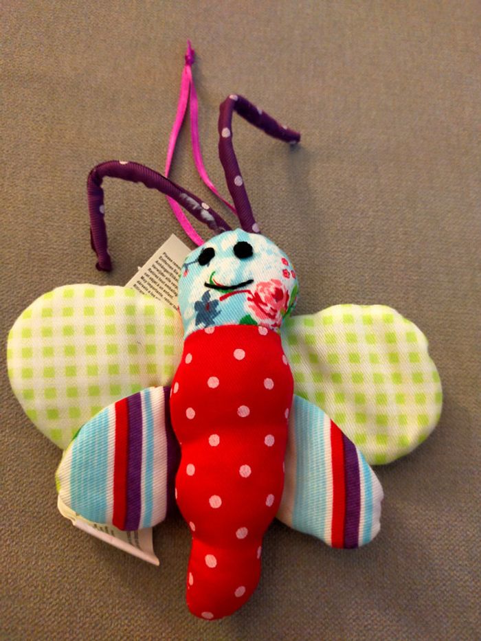 Peluche Papillon en tissu – Bébé / Déco – 15,5 x 16 cm – Neuf avec étiquette