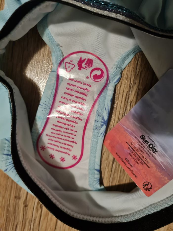 Maillot de bain 2 pièces disney Frozen 2 reine des neiges Taille 4ans neuf - photo numéro 8