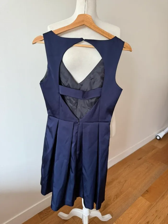 Jolie robe satinée bleu marine Naf Naf 38/M - photo numéro 3