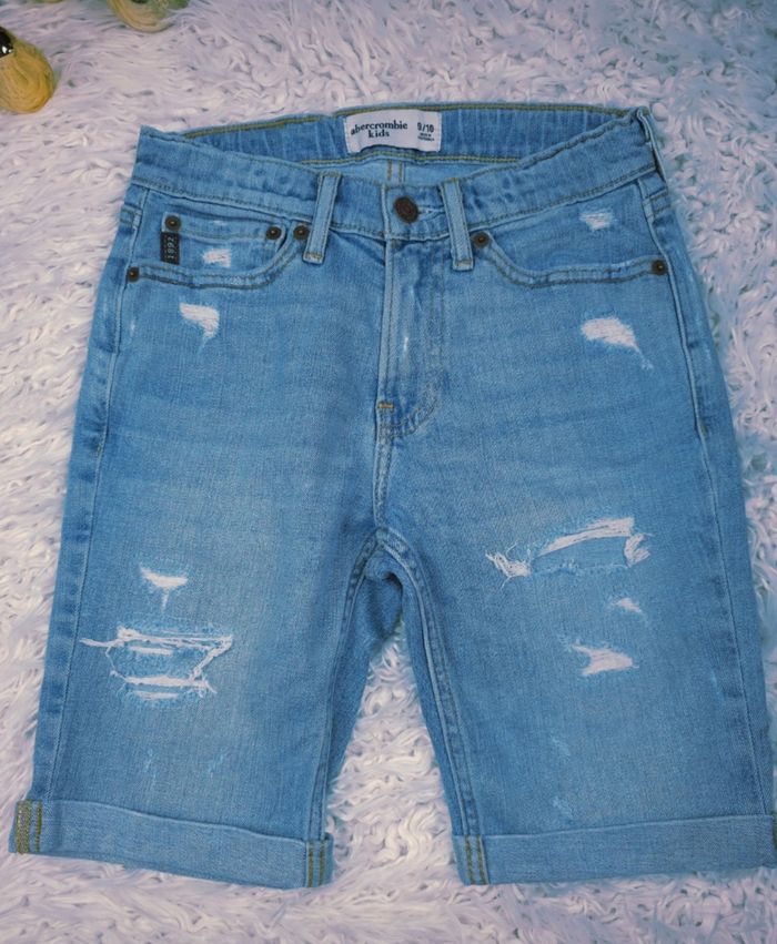 Bermuda en jean bleu clair délavé Garçon taille 9/10 ans marque Abercrombie 🎸 - photo numéro 3