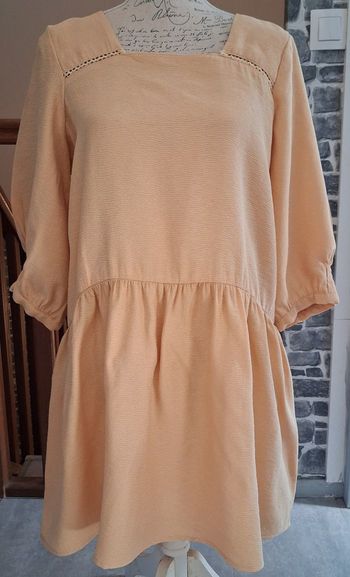 Robe courte moutarde pour l'été
