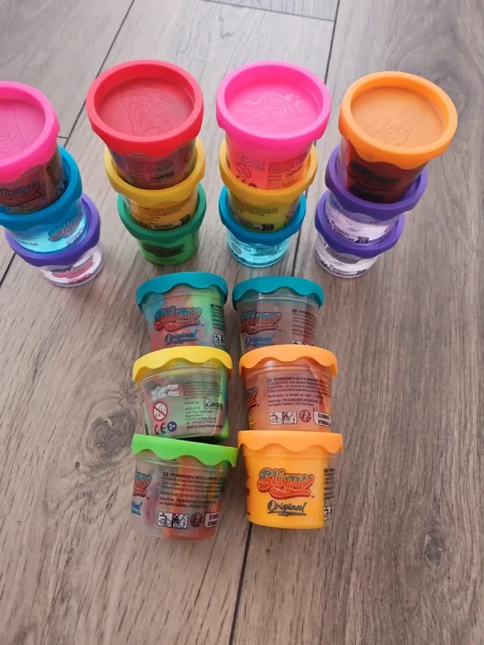 18 petits pots de slime