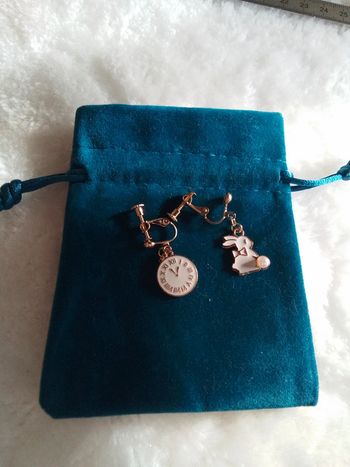 Clips horloge et lapin blanc