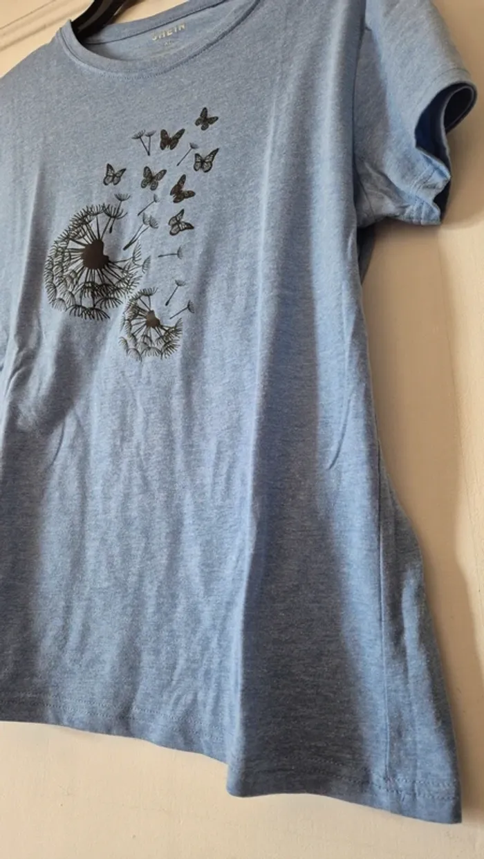 Tee-shirt bleu papillons - photo numéro 2
