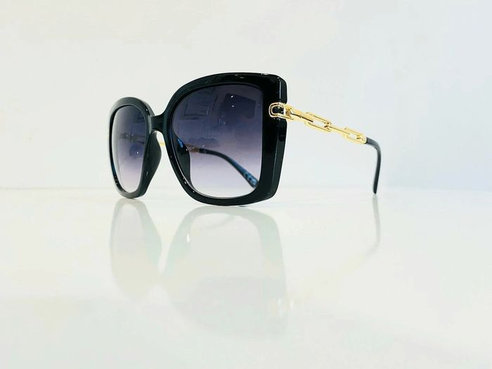 Lunette de soleil femme noire bras en chaîne dorée verres dégradés UV protection catégorie 3 - photo numéro 8