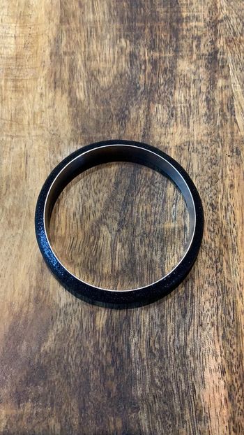 Bracelet rigide noir brillant