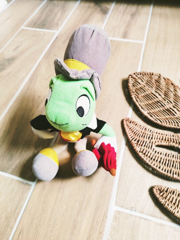 🦗Peluche/doudou Jiminy Cricket Pinocchio Disneyland Paris - photo numéro 3