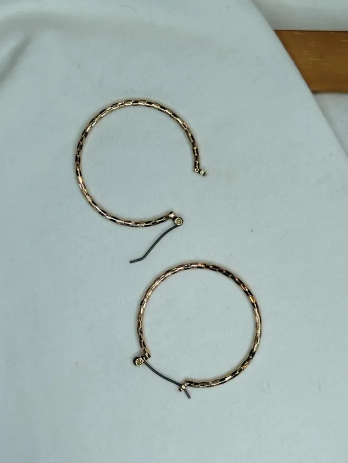 Créoles couleur or, effet mailles serrées Boucle d'oreilles fermoir - photo numéro 2