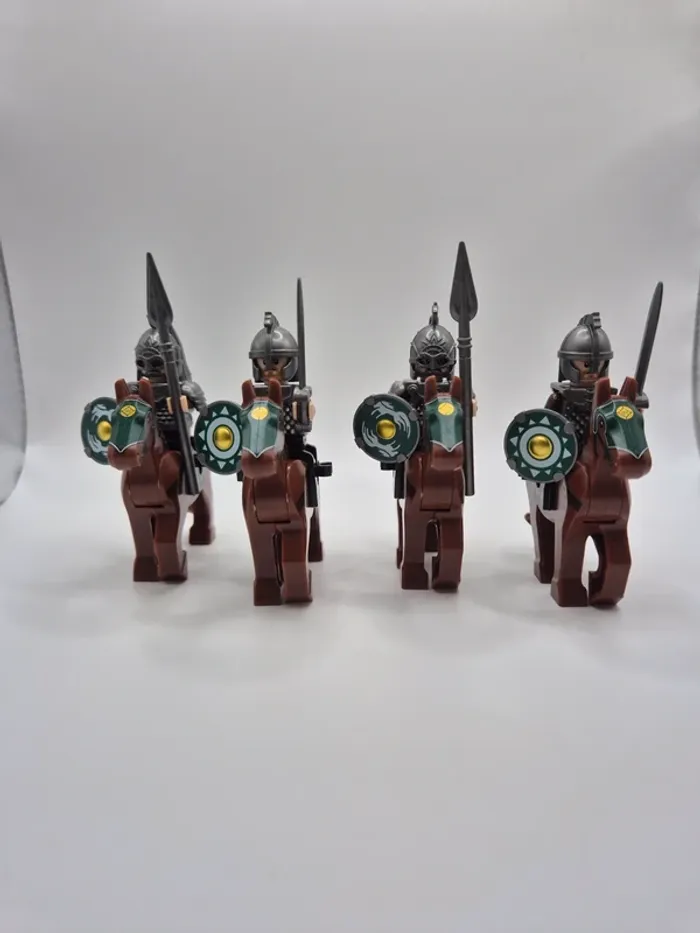 Figurines type lego 4 cavaliers guerriers du Rohan seigneur des anneaux / hobbit