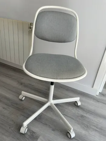 Silla giratoria de estudio gris y blanca