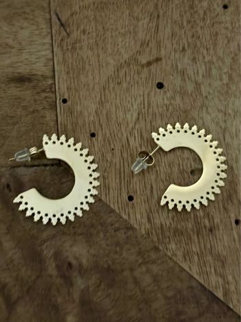 Boucles d’oreilles créoles moyennes travaillées acier inoxydable or