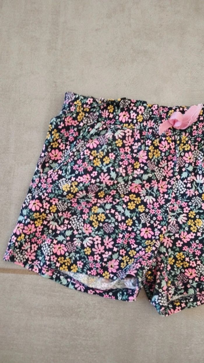 Short fleuris h&m taille 6/8 ans fille - photo numéro 5