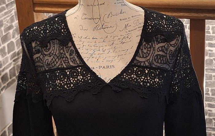 Robe élégante noire unie avec les épaules et la nuque en dentelle - photo numéro 2