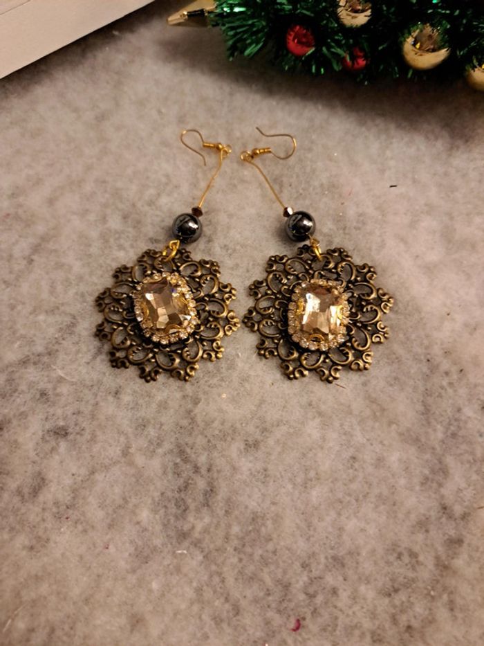 Boucles d'oreilles pendante avec strass en verre - photo numéro 2