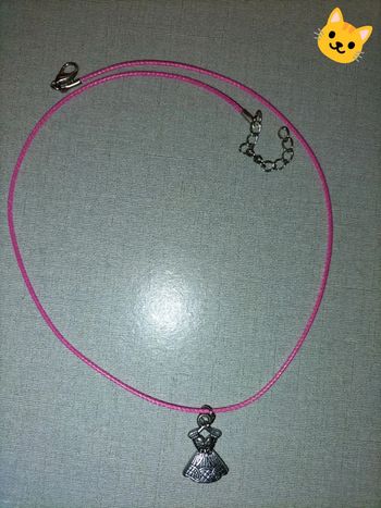 Collier rose pendentif robe